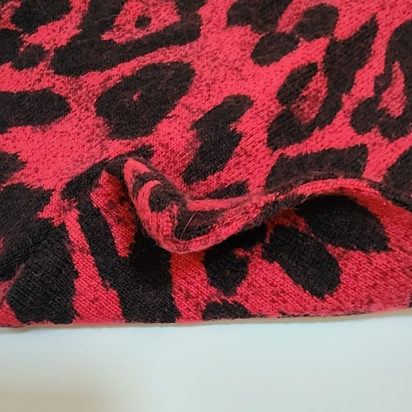 CUDDLY SOFT LONG RED AND BLACK NECK SCARF ANIMAL PRINT - Picture 5 of 5